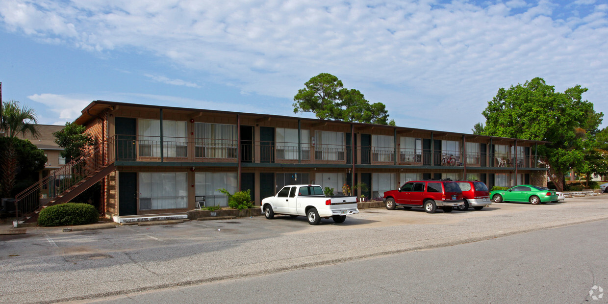 Primary Photo - Captain's Quarters Apartments