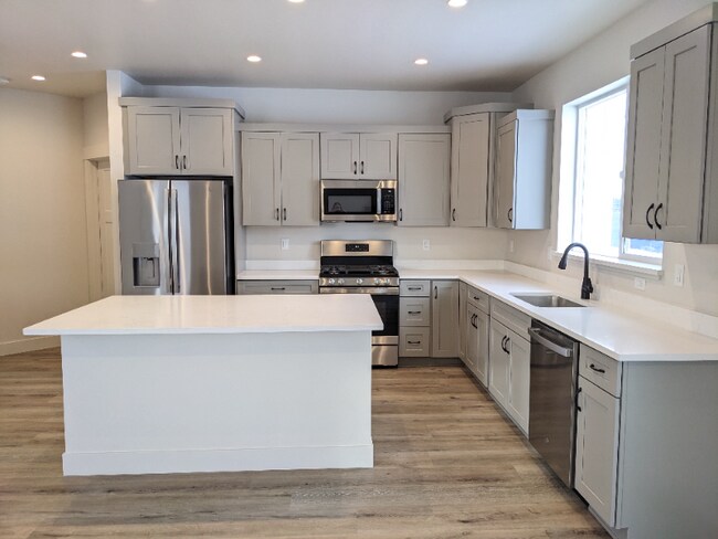 Foto del edificio - 4039 Snowberry Ave