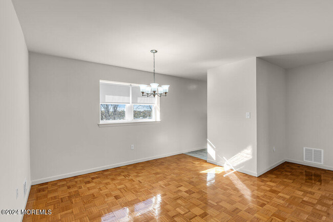 Foto del edificio - 151 Spring Lake Garden Ct