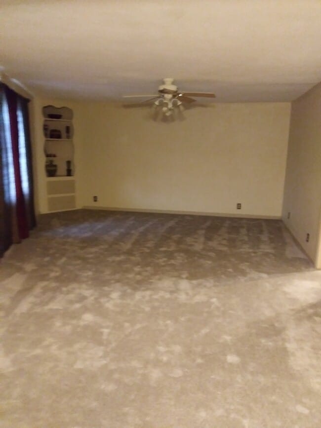 Very large Living Area Open Concept - 13100 Holiday Rd