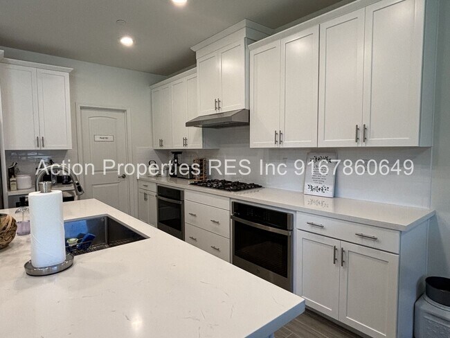 Foto del edificio - Beautiful Two Story 4 Bedroom, Bonus Room,...