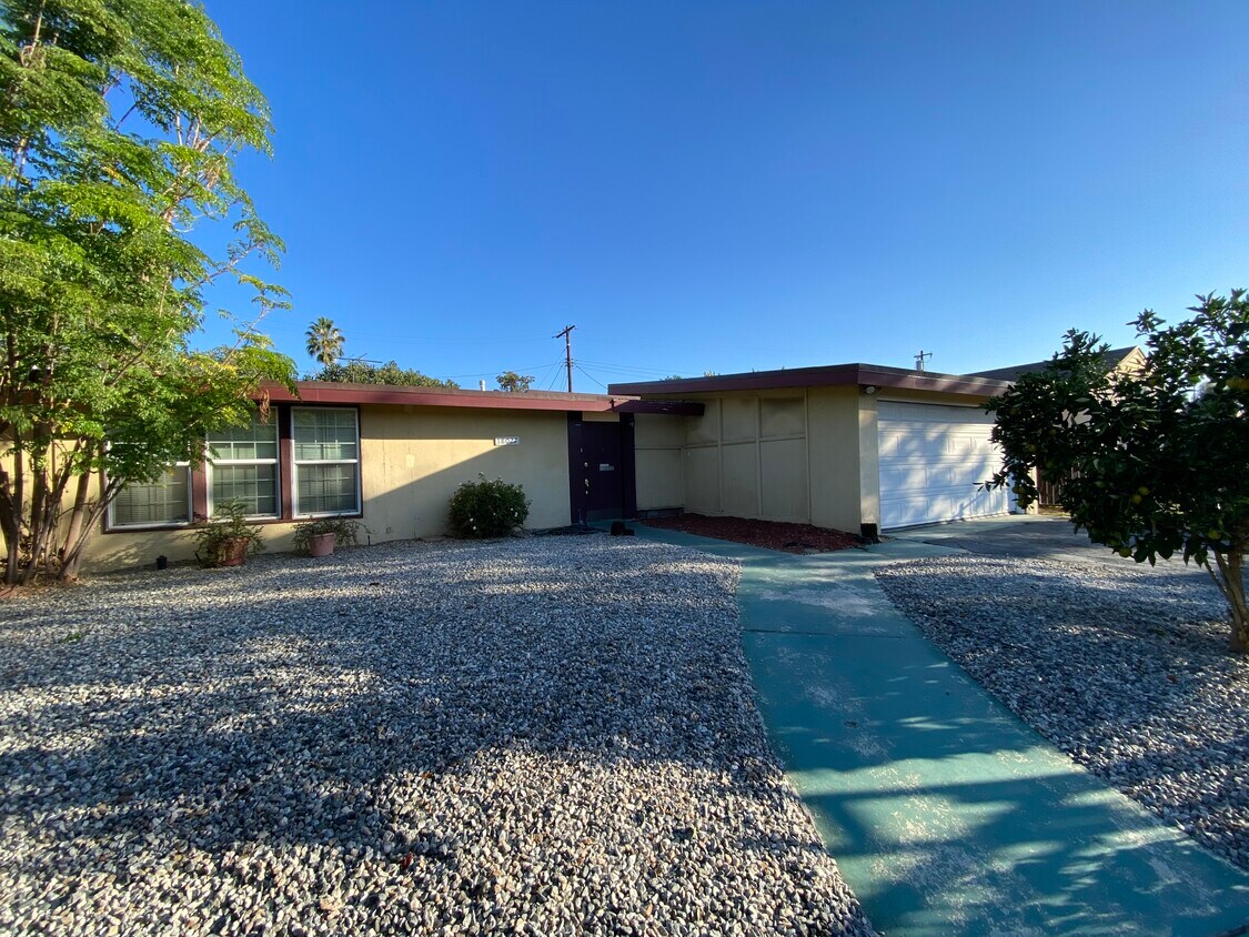 Primary Photo - 18027 Hemmingway St