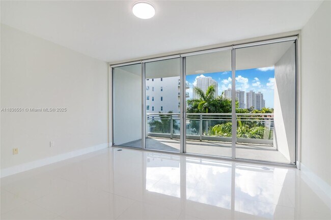 Foto del edificio - 2950 NE 188th St