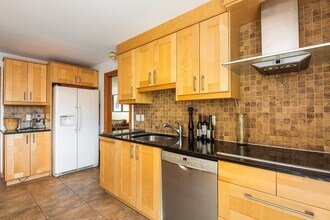 Building Photo - 1500 Ave des Pins Ouest