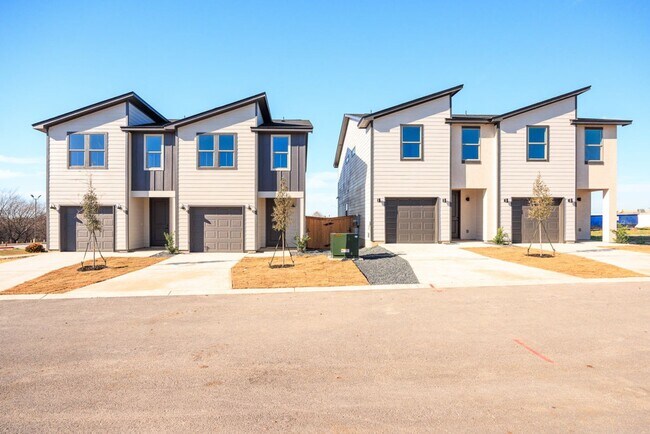 Building Photo - 3 bedroom 2.5 bath Duplex home next to Ing...