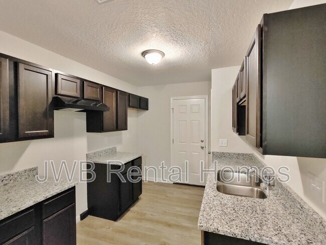 Foto del edificio - 7823 Dekle Ave