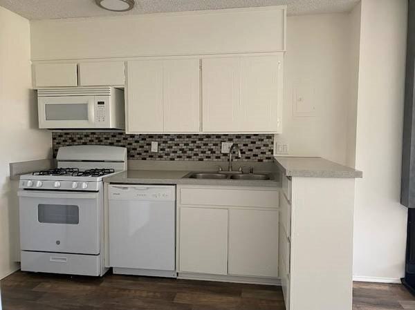 Foto principal - 14271 Browning Ave