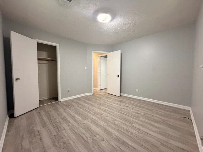 Building Photo - 4882 Valley Dale Ct SW