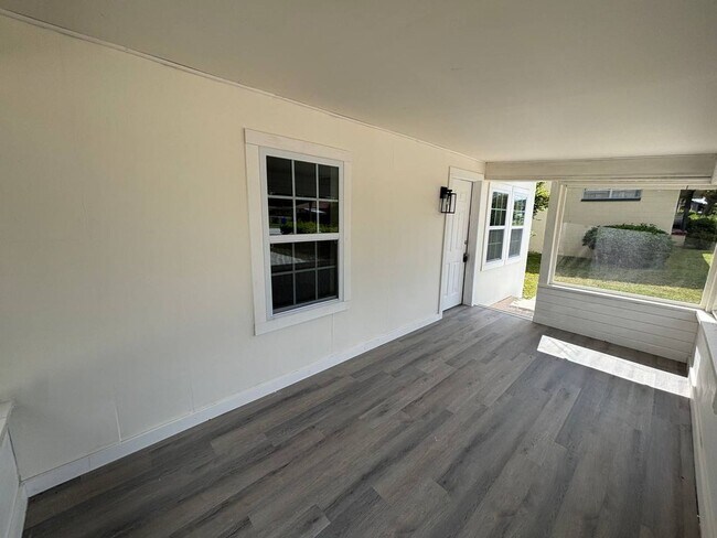 Foto del edificio - 1529 Providence Rd