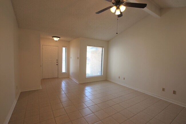 Foto del edificio - Available - Charming 2-bedroom, 2.5-bath townhome