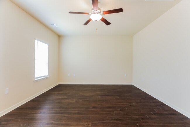 Building Photo - 275 Smith Glen Dr