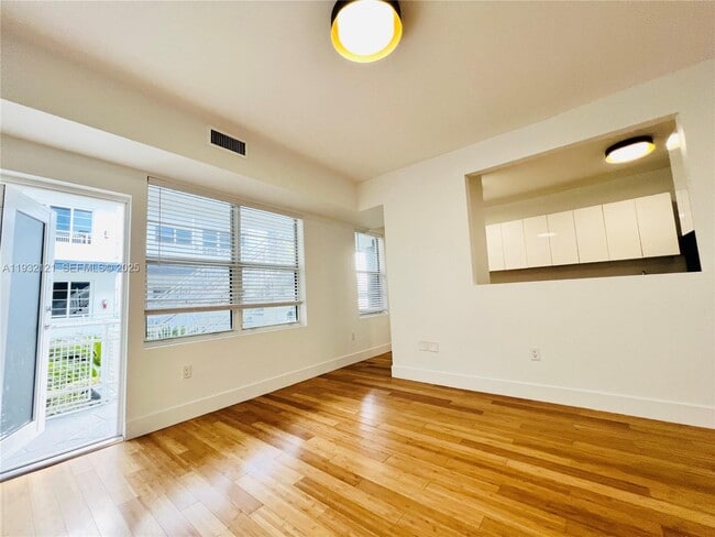 Building Photo - 960 Bay Dr