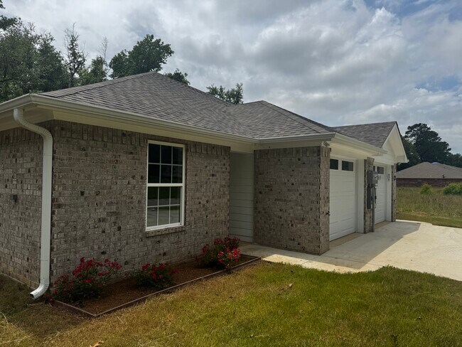 Foto del edificio - 8439 Garrett Dr