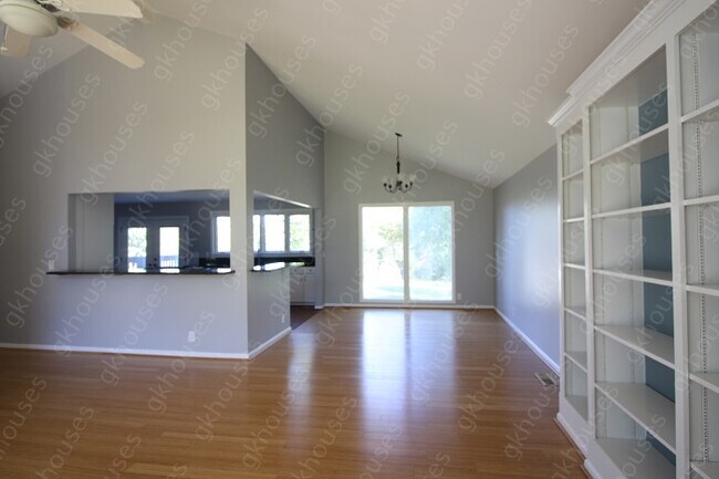 Building Photo - 2 bed / 2 bath home - All Utilities Included