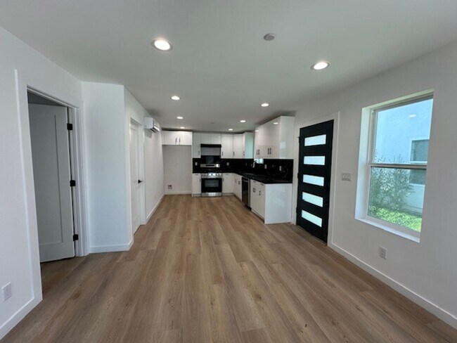 Foto del edificio - Brand new 2-bedroom 2-bathroom designed fo...