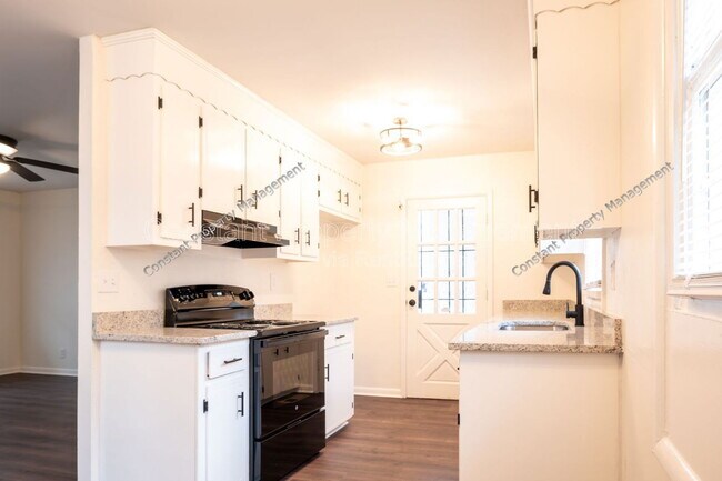 Foto del edificio - 2416 Hillside Dr