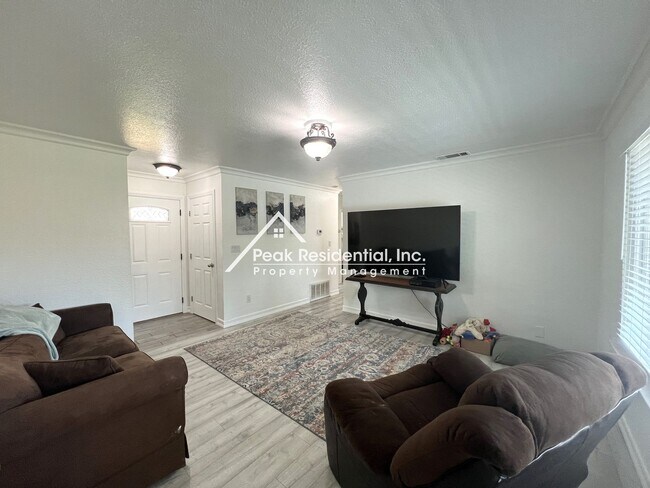 Building Photo - North Highlands 3bd/1ba House with 2 Car G...