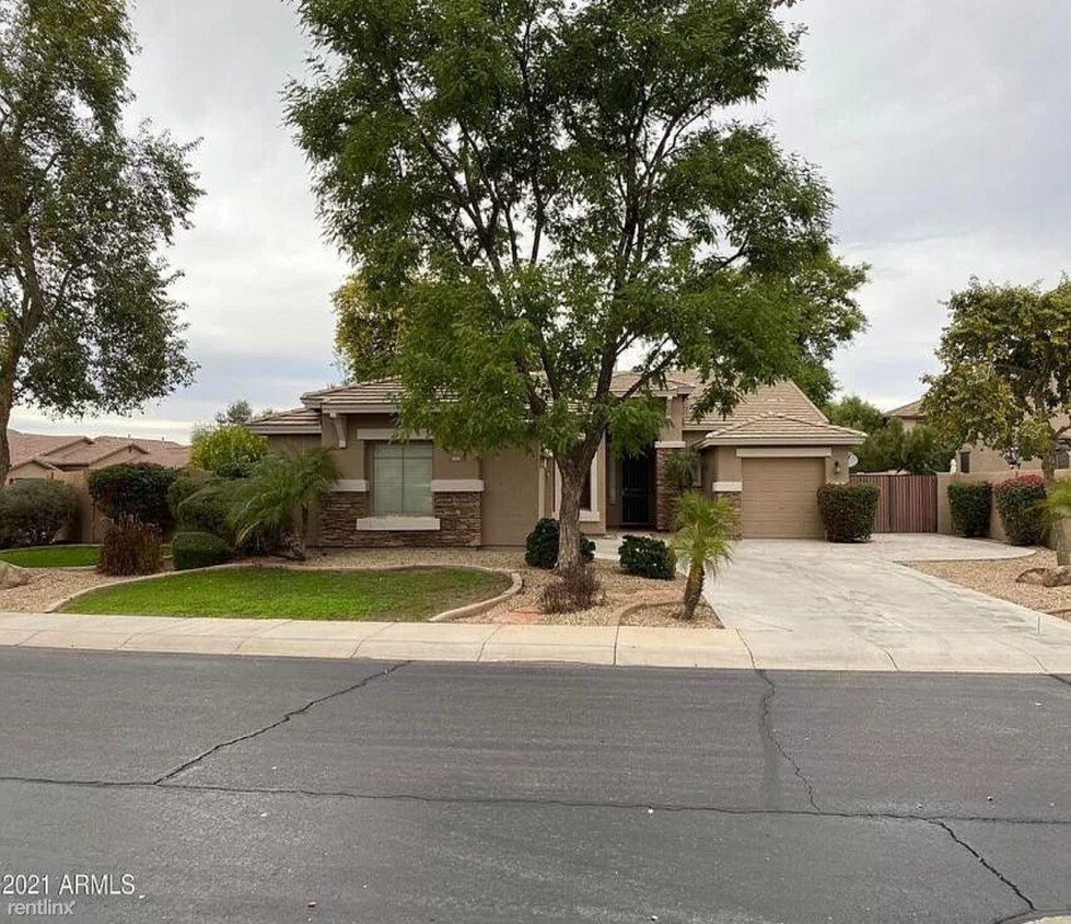 Foto del edificio - 4 br, 2 bath House - 4628 E County Down Dr