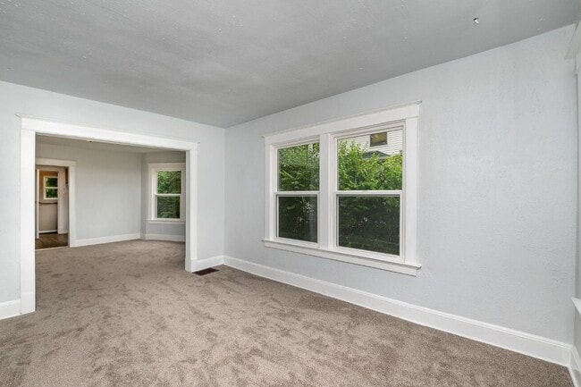Building Photo - NORWOOD DUPLEX: 2 bed, 1 bath 1st Floor Un...