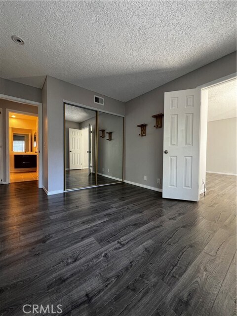 Foto del edificio - 1326 W Park Western Dr