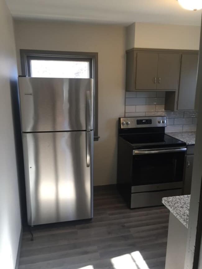 Foto del edificio - Fully Updated 2 Bedroom 1 Bath with 2 Stall Attatched Garage