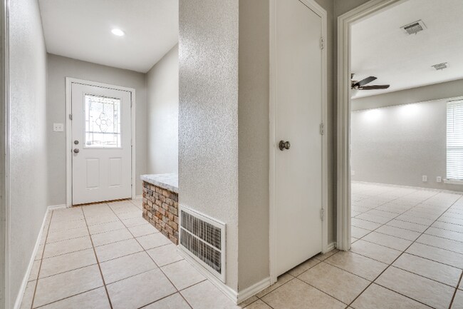 Building Photo - 2820 Clear Springs Dr