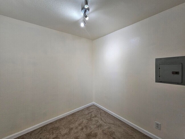 Foto del edificio - Sunny 2 Bed / 1 Bath Condo with Private Balcony (2nd Floor)