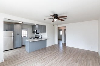 Building Photo - 114 E Elliot Rd