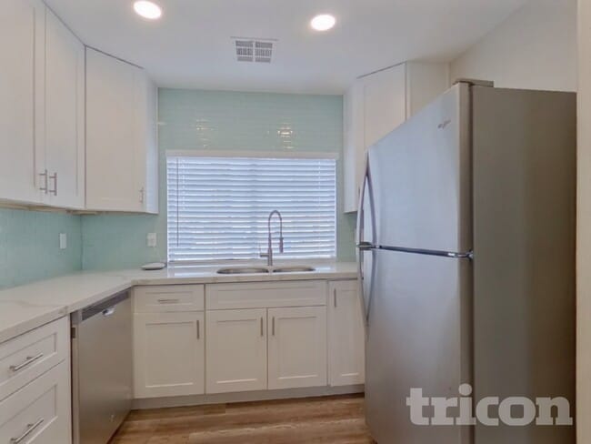 Building Photo - 857 E Saragosa St