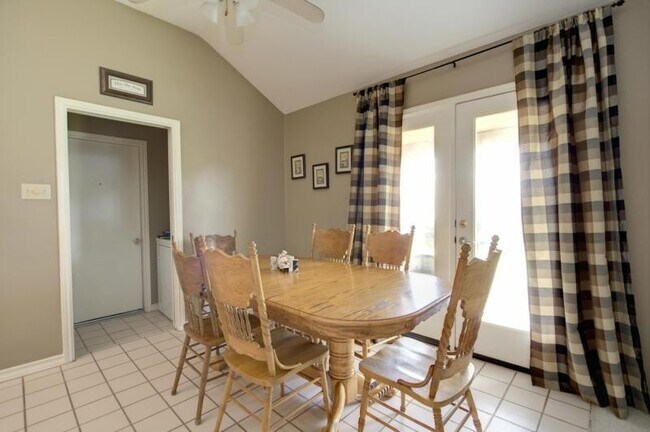Foto del edificio - 4510 Silver Hollow Dr