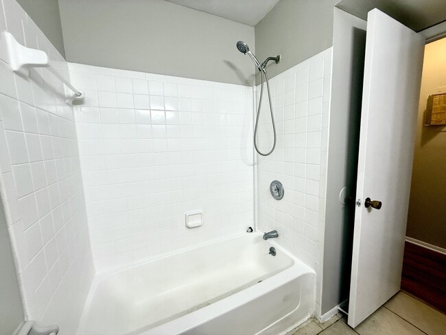 Building Photo - 644 Kenwick Cir