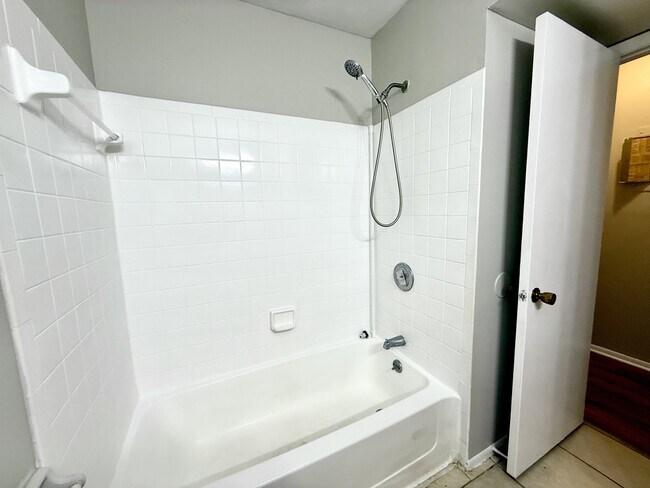 Foto del edificio - 644 Kenwick Cir