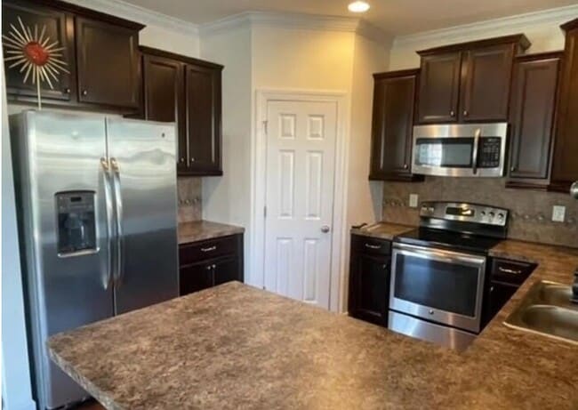 Building Photo - Spacious 3-Bedroom Townhome in the Riviera...