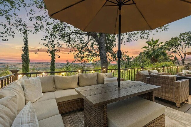 Foto del edificio - Luxury 5 Bedroom Home with Panoramic Views...
