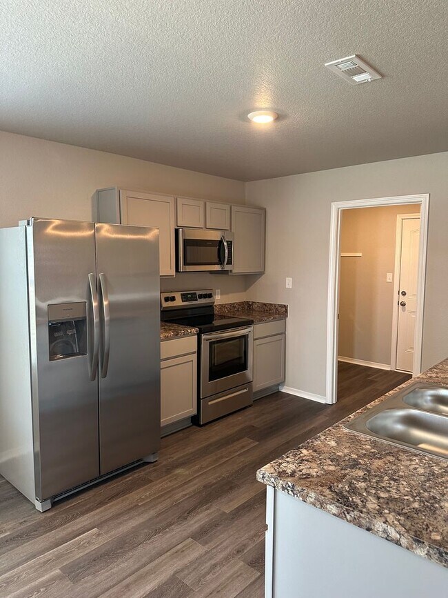 Foto del edificio - Now Pre-Leasing! | Discover This Charming 3-Bedroom, 2-Bath Home in Cypress Bend