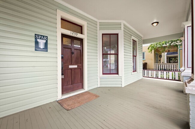 Foto del edificio - Charming 4 Bedroom 3 Bathroom Historical H...