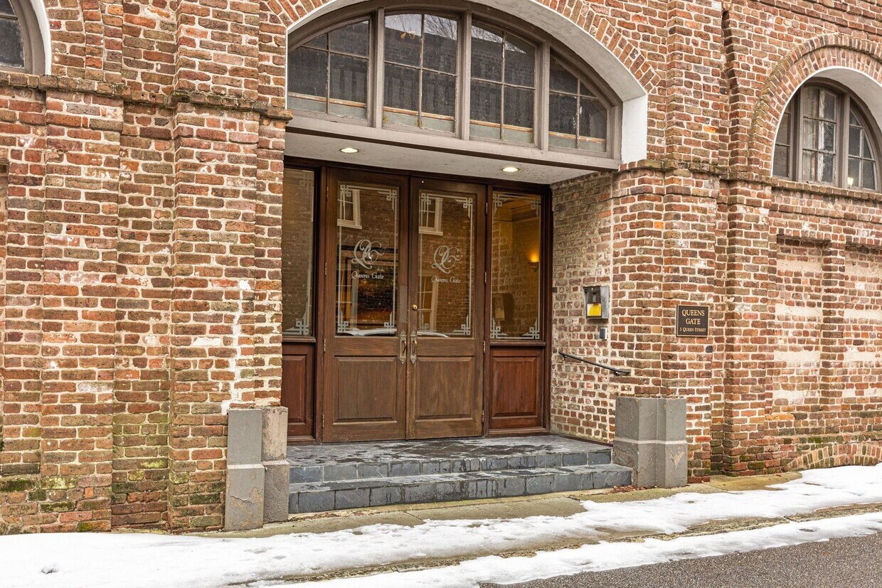 Primary Photo - Available 9/1. Awesome 1 BR/1.5 BA Apartme...