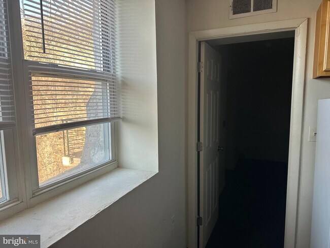 Foto del edificio - 4522 Baker St