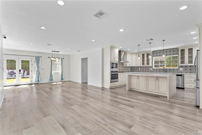 Building Photo - 5040 Varna Ave