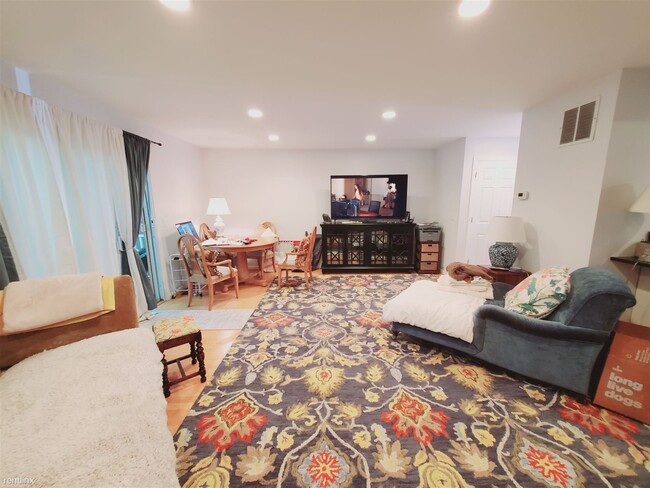 Foto del edificio - 3 br, 1.5 bath Townhome - 33 Talbot Ln Apt 11