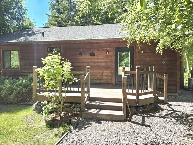 Building Photo - Rare find! Cute 2 bedroom cottage in the w...