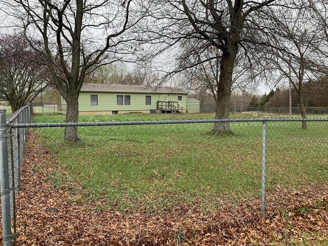 Building Photo - Country living between Topeka and Lawrence...