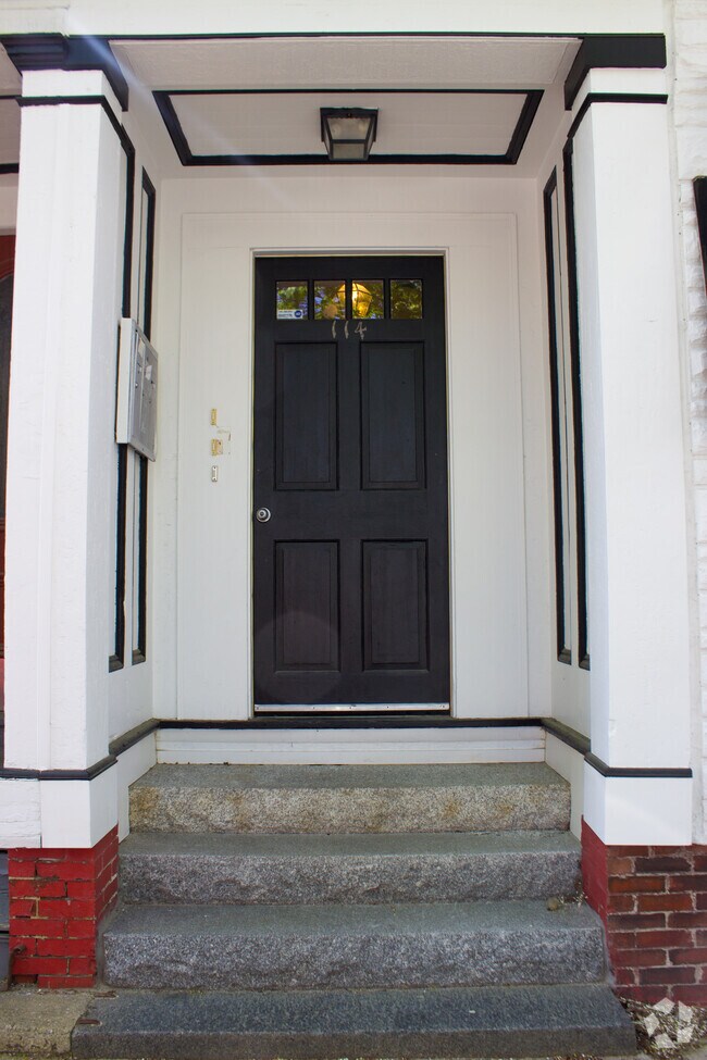 Building Photo - 114 Thorndike St