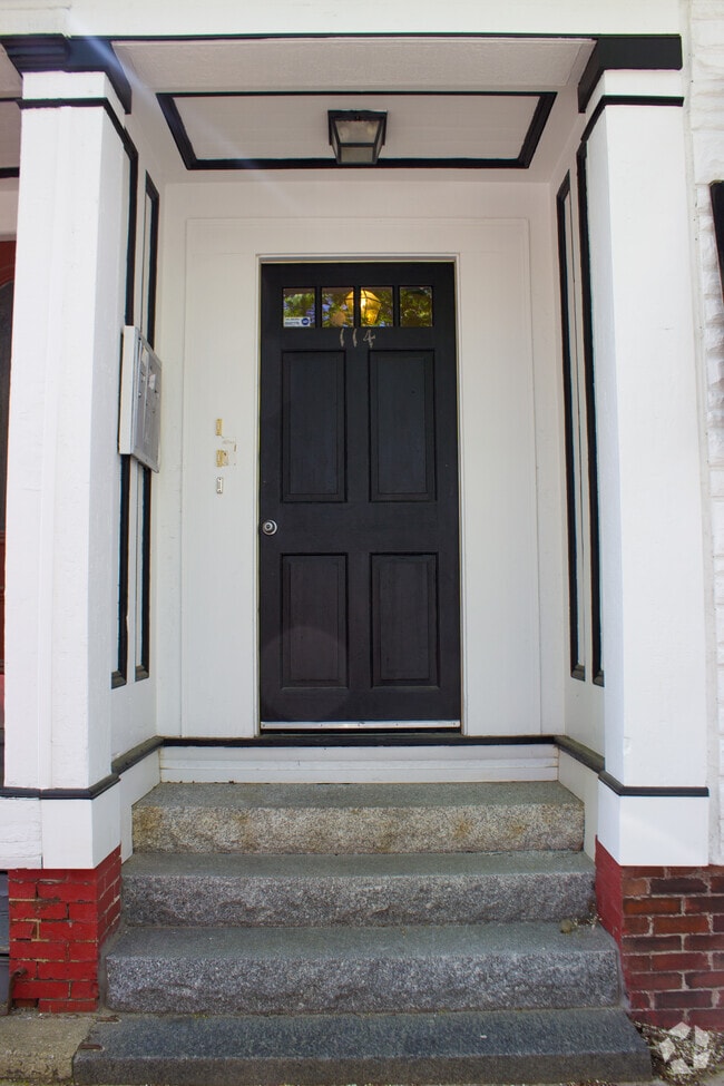 Building Photo - 114 Thorndike St