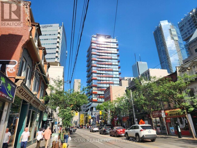 Photo du bâtiment - 215 Queen St W