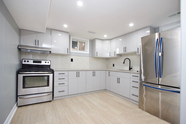 Photo du bâtiment - Newly renovated 2-Bedroom Apartment for Rent in Bowmanville