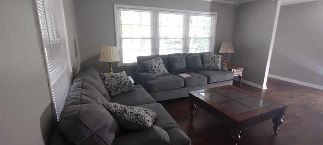 Foto del edificio - Room in House on Pinedale Dr