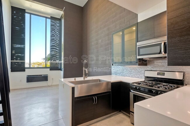 Building Photo - 1965 Columbia St