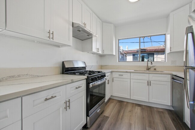 Building Photo - 855 S Holt Ave