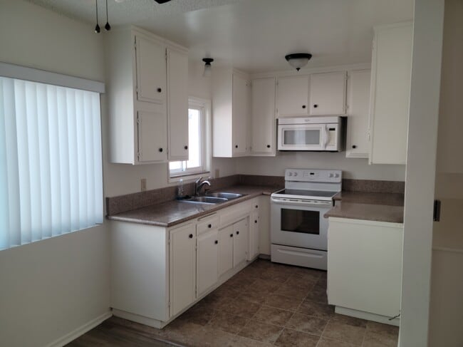 Kitchen - 1234 Valley View Rd